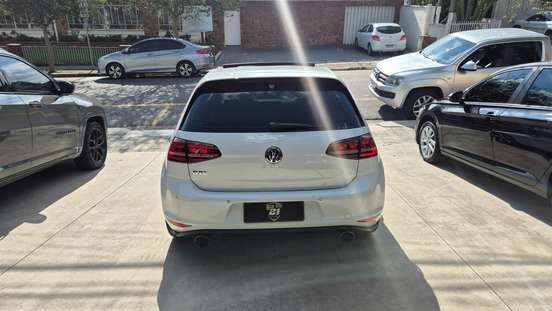 VOLKSWAGEN-GOLF-2015