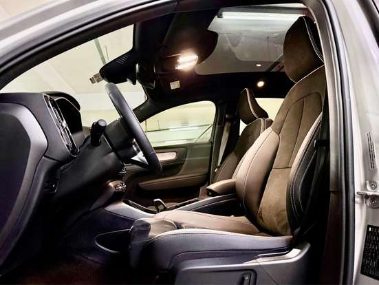 VOLVO-C40-2023