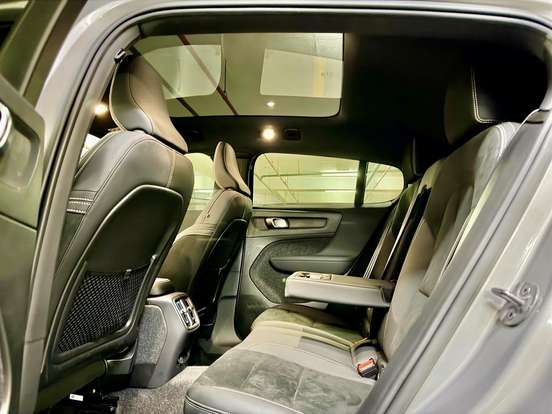 VOLVO-C40-2023