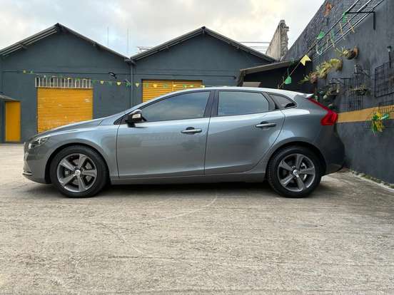 VOLVO-V40-2.0 T4 KINETIC GASOLINA 4P AUTOMÁTICO VOLVO-V40-2019