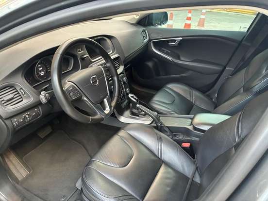 VOLVO-V40-2019
