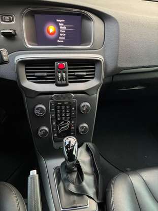 VOLVO-V40-2019