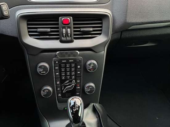 VOLVO-V40-2.0 T4 KINETIC GASOLINA 4P AUTOMÁTICO VOLVO-V40-2019