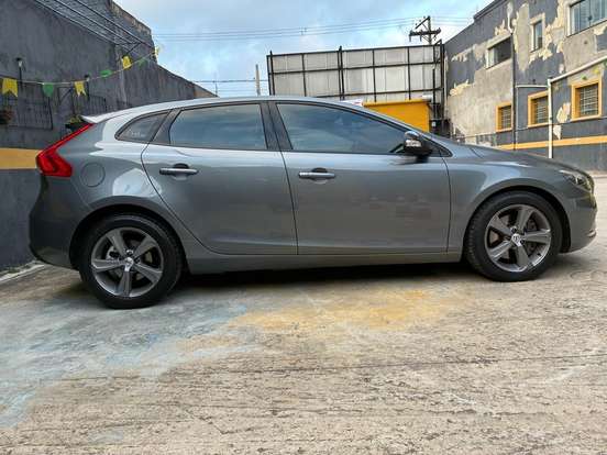VOLVO-V40-2.0 T4 KINETIC GASOLINA 4P AUTOMÁTICO VOLVO-V40-2019