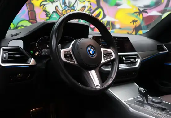 BMW-330e-2022