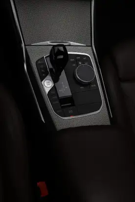 BMW-330e-2022