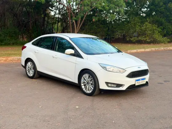 FORD FOCUS 2.0 SE PLUS FASTBACK 16V FLEX 4P POWERSHIFT