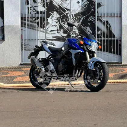 SUZUKI GSR 750 