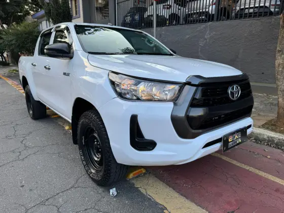 TOYOTA HILUX 2.8 D-4D TURBO DIESEL CD POWER PACK 4X4 MANUAL