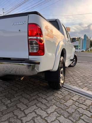 TOYOTA-HILUX-2012