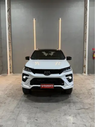 TOYOTA HILUX SW4 2.8 D-4D TURBO DIESEL GR-S 7L 4X4 AUTOMÁTICO