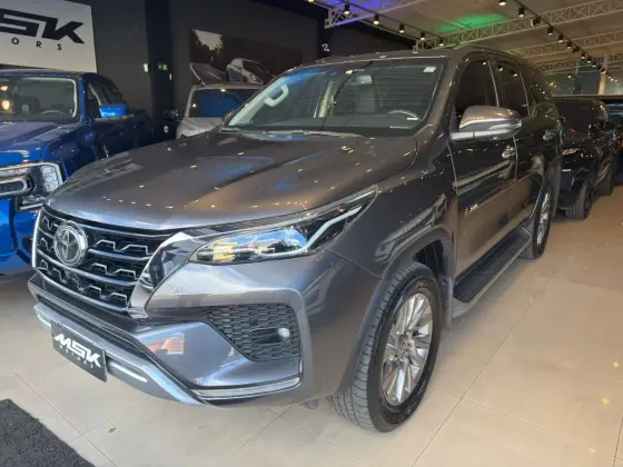 TOYOTA HILUX SW4 2.8 D-4D TURBO DIESEL SRX 7L 4X4 AUTOMÁTICO