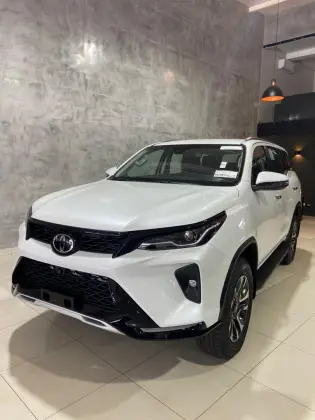 TOYOTA HILUX SW4 2.8 D-4D TURBO DIESEL SRX PLATINUM 7L 4X4 AUTOMÁTICO TOYOTA HILUX SW4 2.8 D-4D TURBO DIESEL SRX PLATINUM 7L 4X4 AUTOMÁTICO