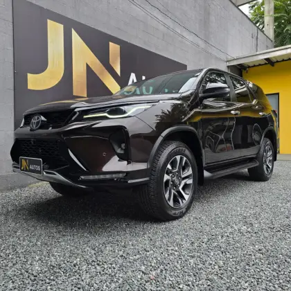 TOYOTA HILUX SW4 2.8 D-4D TURBO DIESEL SRX PLATINUM 7L 4X4 AUTOMÁTICO