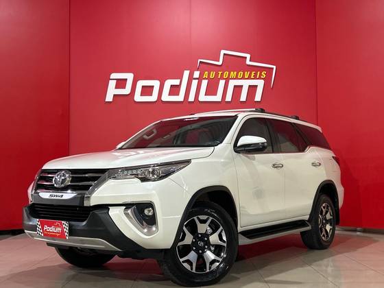 TOYOTA HILUX SW4 2.8 SRX DIAMOND 4X4 7 LUGARES 16V TURBO INTERCOOLER DIESEL 4P AUTOMÁTICO