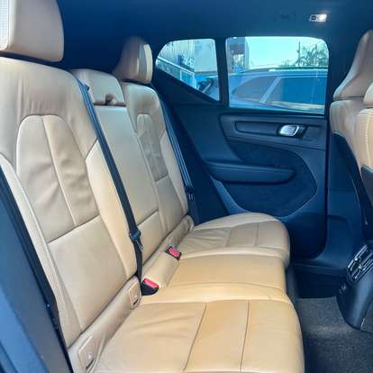 VOLVO-XC40-2021