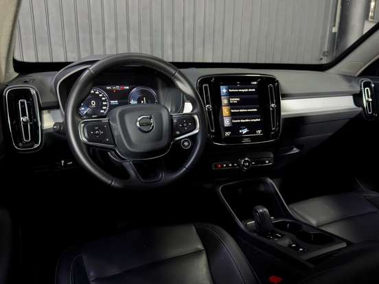 VOLVO-XC40-2021