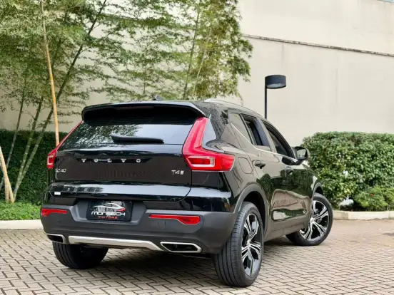 VOLVO-XC40-2020