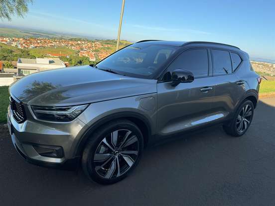 VOLVO-XC40-2021