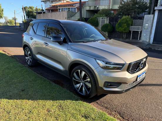 VOLVO-XC40-2021