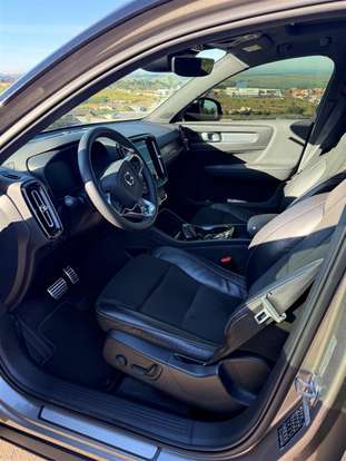 VOLVO-XC40-2021