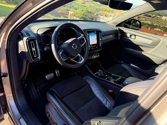 VOLVO-XC40-2021