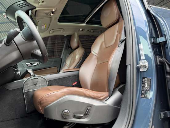 VOLVO-XC60-2020