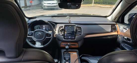 VOLVO-XC90-2018