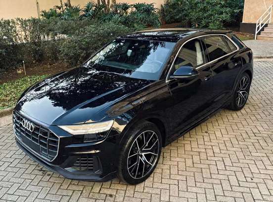 AUDI-Q8-2020