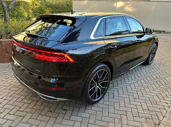 AUDI-Q8-2020