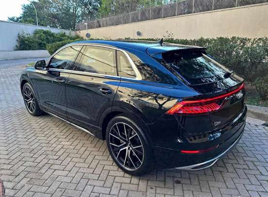 AUDI-Q8-2020