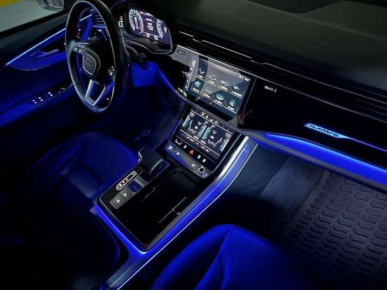AUDI-Q8-2020