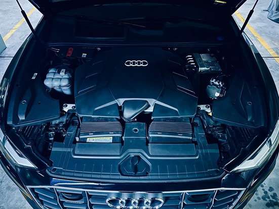 AUDI-Q8-2020
