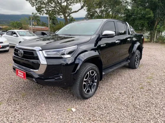 TOYOTA HILUX 2.8 D-4D TURBO DIESEL CD SRX PLUS 4X4 AUTOMÁTICO TOYOTA HILUX 2.8 D-4D TURBO DIESEL CD SRX PLUS 4X4 AUTOMÁTICO