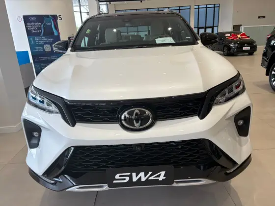 TOYOTA HILUX SW4 2.8 D-4D TURBO DIESEL DIAMOND 7L 4X4 AUTOMÁTICO TOYOTA HILUX SW4 2.8 D-4D TURBO DIESEL DIAMOND 7L 4X4 AUTOMÁTICO