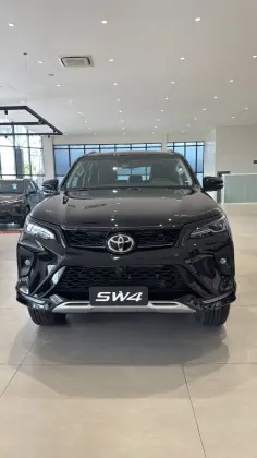 TOYOTA HILUX SW4 2.8 D-4D TURBO DIESEL SRX PLATINUM 7L 4X4 AUTOMÁTICO