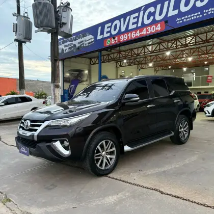TOYOTA HILUX SW4 2.8 SRX 4X4 7 LUGARES 16V TURBO INTERCOOLER DIESEL 4P AUTOMÁTICO