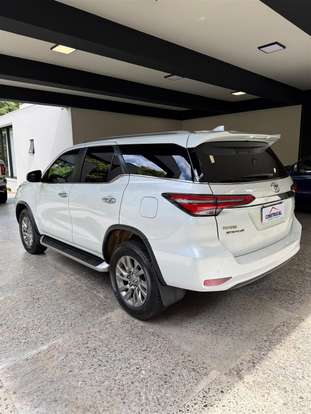TOYOTA-HILUX SW4-2023