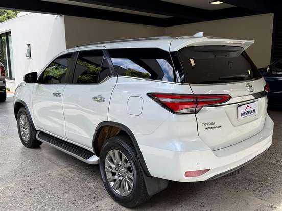 TOYOTA-HILUX SW4-2.8 D-4D TURBO DIESEL SRX 7L 4X4 AUTOMÁTICO TOYOTA-HILUX SW4-2023