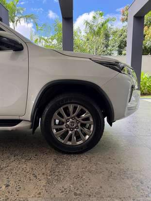 TOYOTA-HILUX SW4-2.8 D-4D TURBO DIESEL SRX 7L 4X4 AUTOMÁTICO TOYOTA-HILUX SW4-2023