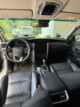 TOYOTA-HILUX SW4-2023