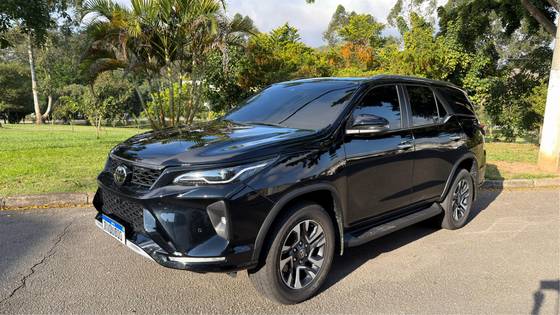 TOYOTA HILUX SW4 2.8 D-4D TURBO DIESEL SRX PLATINUM 7L 4X4 AUTOMÁTICO