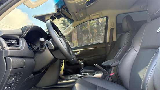 TOYOTA-HILUX SW4-2025