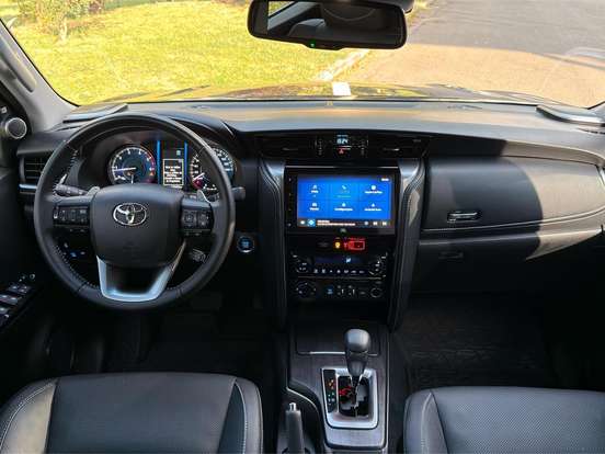 TOYOTA-HILUX SW4-2.8 D-4D TURBO DIESEL SRX PLATINUM 7L 4X4 AUTOMÁTICO TOYOTA-HILUX SW4-2025