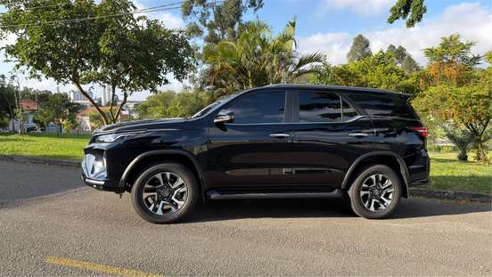 TOYOTA-HILUX SW4-2025