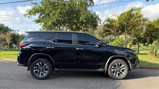 TOYOTA-HILUX SW4-2025
