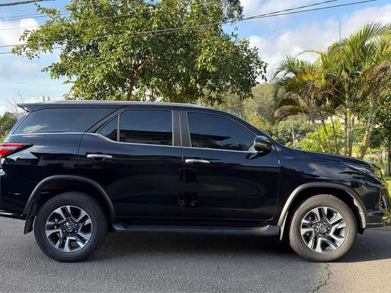 TOYOTA-HILUX SW4-2.8 D-4D TURBO DIESEL SRX PLATINUM 7L 4X4 AUTOMÁTICO TOYOTA-HILUX SW4-2025