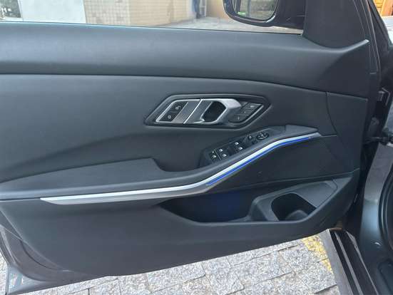 BMW-320i-2021
