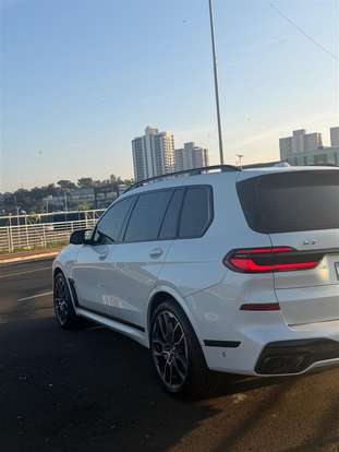 BMW-X7-2023