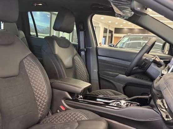 JEEP-COMMANDER-2.0 HURRICANE 4 TURBO FLEX BLACKHAWK AT9 JEEP-COMMANDER-2026